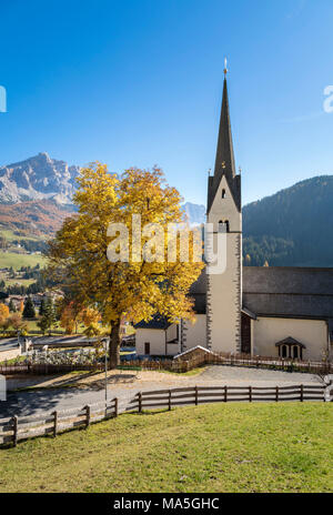 Kirche von Stern oder La Villa vor dem Heiligkreuzkofel, Abtei oder Badia, Gadertal, Dolomiten, Südtirol, Italien Stockfoto