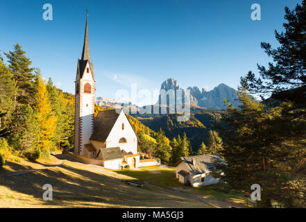 Ein herbstlicher Blick auf die St. Jakobs Kirche in Gröden, Provinz Bozen, Südtirol, Trentino Alto Adige, Italien Stockfoto