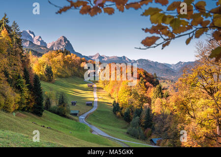 Wamberg, Garmisch-Partenkirchen, Bayern, Deutschland. Die kleine Wamberg Dorf mit der Zugspitze und Waxenstein Stockfoto