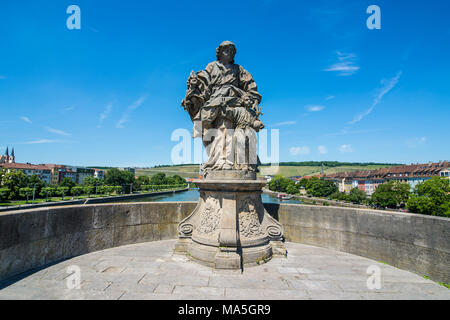 Die Würzburger Alte Mainbrücke (Alte Mainbrücke) über den Main, Würzburg, Franken, Bayern, Deutschland Stockfoto