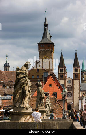 Statuen auf der alten Mainbrücke in Würzburg, Franken, Bayern, Deutschland Stockfoto