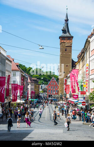 Die Fußgängerzone in Würzburg mit dem historischen Rathaus, Franken, Bayern, Deutschland Stockfoto