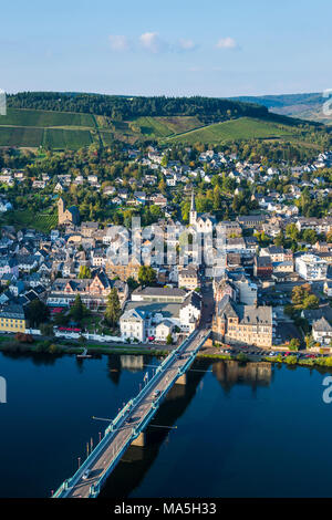 Blicken Sie über Traben-Trabach und der Mosel, Moseltal, Rheinland-Pfalz, Deutschland Stockfoto