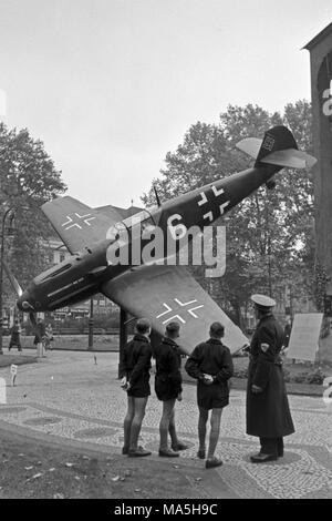 Hitler Jugend an eine Messerschmitt ME 109 militärischen Ebene an die Wehrmachtsausstellung, Deutschland 1940. Stockfoto