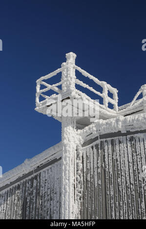 Eisige Detail am Antennenmast am Brocken, Harz, Deutschland Stockfoto