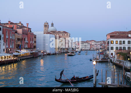 Venezia (Venedig), Italien. 2. Februar 2018. Venedig in der Dämmerung als von der "Ponte degli Scalzi Brücke gesehen. Stockfoto