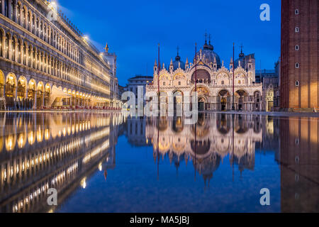 Piazza San Marco in Venedig, Italien während der Acqua Alta Überschwemmungen Stockfoto