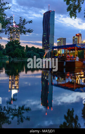 Wien, Wien, Boot am See Kaiserwasser, Appartement Gebäude "Neue Donau", DC Tower 1, 22. Donaustadt, Wien, Österreich Stockfoto