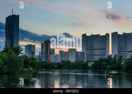 Wien, Wien, Stand up Paddler am See Tyrol, Vienna International Center (UNO), DC Tower 1, 22. Donaustadt, Wien, Österreich Stockfoto