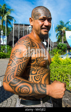 Mann mit traditionellen Marquesa Tatoos auf seinem Kopf und Oberkörper, Papeete, Tahiti, Französisch-Polynesien Stockfoto