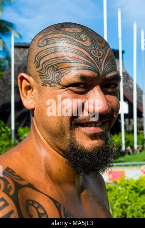 Mann mit traditionellen Marquesa Tatoos auf seinem Kopf, Papeete, Tahiti, Französisch-Polynesien Stockfoto