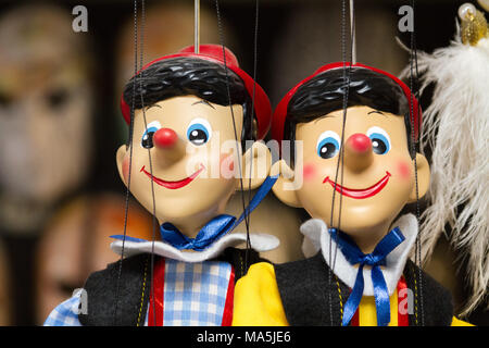 Venezia (Venedig), Italien. 2. Februar 2018. Pinocchio Marionette auf Strings in einem Laden. Stockfoto