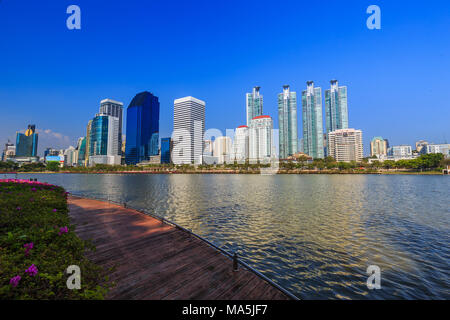 Blick auf die Stadt an benjakitti Park in Bangkok, Thailand Stockfoto