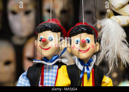 Pinocchio Marionette auf Streichern in einem Souvenirladen in Venedig, Italien. Stockfoto