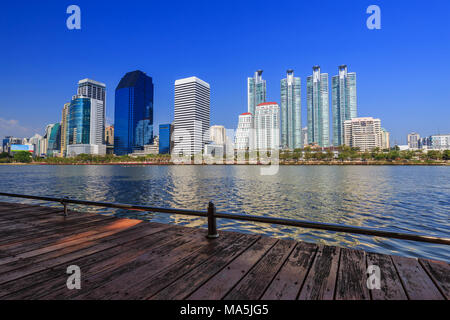 Blick auf die Stadt an benjakitti Park in Bangkok, Thailand Stockfoto