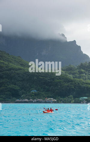 Kajakfahrer in Bora Bora, Französisch-Polynesien Stockfoto