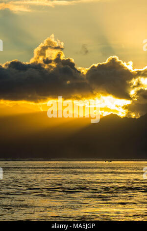 Sonnenstrahlen durch die Wolken über Moorea, Papeete, Tahiti, Französisch-Polynesien brechen Stockfoto