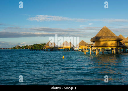 Überwasser Bungalows im Luxus Hotel auf Bora Bora, Französisch-Polynesien Stockfoto