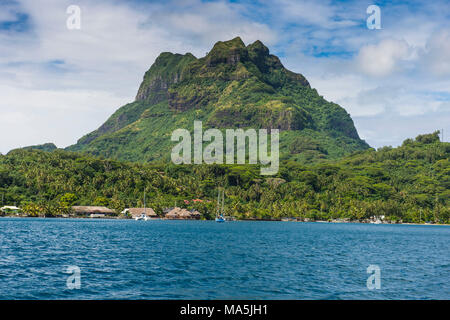 Vulkangestein an der türkisfarbenen Lagune von Bora Bora, Französisch-Polynesien Stockfoto