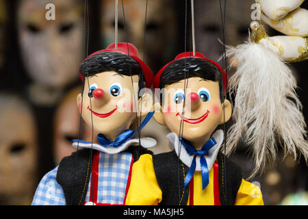 Venezia (Venedig), Italien. 2. Februar 2018. Pinocchio Marionette auf Strings in einem Laden. Stockfoto