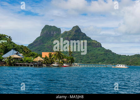 Vulkangestein an der türkisfarbenen Lagune von Bora Bora, Französisch-Polynesien Stockfoto