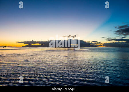 Moorea bei Sonnenuntergang, Papeete, Tahiti, Französisch-Polynesien Stockfoto