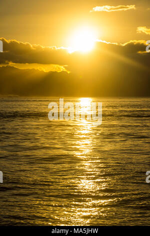 Dramatischer Sonnenuntergang über Moorea, Papeete, Tahiti, Französisch-Polynesien Stockfoto