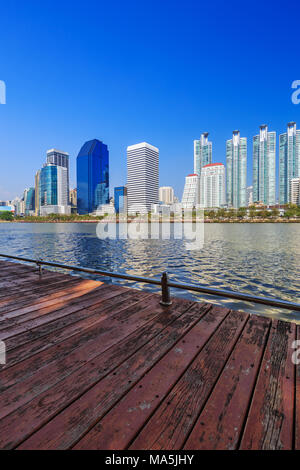 Blick auf die Stadt an benjakitti Park in Bangkok, Thailand Stockfoto