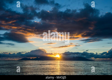 Dramatischer Sonnenuntergang über Moorea, Papeete, Tahiti, Französisch-Polynesien Stockfoto