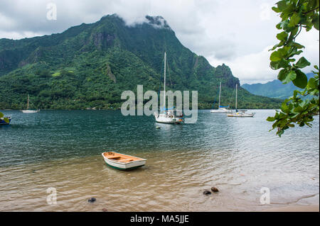 Segelboot in Cooks Bay, Moorea, Französisch Polynesien Stockfoto