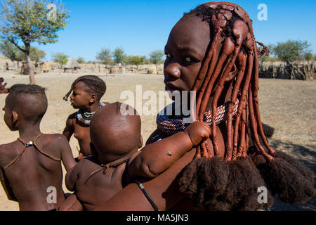 Himba Mädchen mit einem Baby, Kaokoveld, Namibia Stockfoto