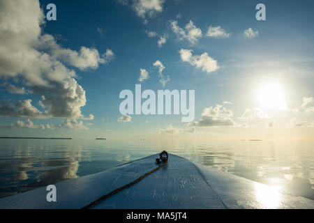 Boot detail, Sonne, Wolken in den ruhigen Gewässern von Tikehau, Tuamotus, Französisch Polynesien widerspiegelt Stockfoto