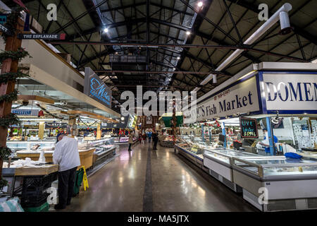 TORONTO, KANADA - 20. Dezember 2016: Innenraum von St. Lawrence Markt mit Fisch Verkaufsstände in den frühen Morgen. Saint Lawrence Market ist einer der Stockfoto