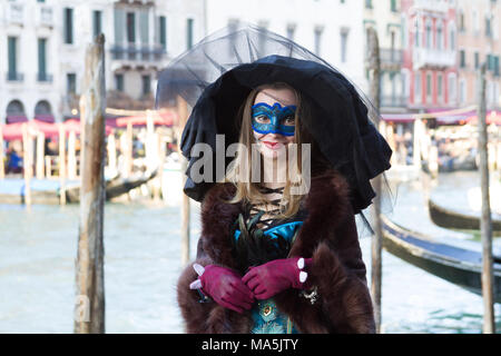 Venezia (Venedig), Italien. 2. Februar 2018. Eine junge Frau in einem Kostüm und Maske beim Karneval in Venedig. Stockfoto