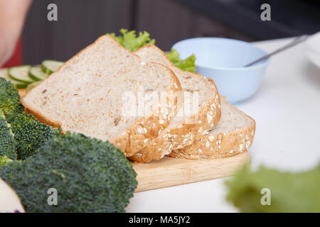 Scheibe Brot, bereiten für ein Sandwich in der Küche. Stockfoto