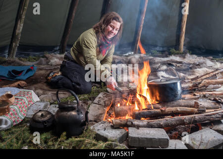 Traditionelle samische Mahlzeit Preapered in einem Lavvu. Stockfoto