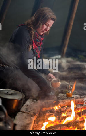 Traditionelle samische Mahlzeit Preapered in einem Lavvu. Stockfoto