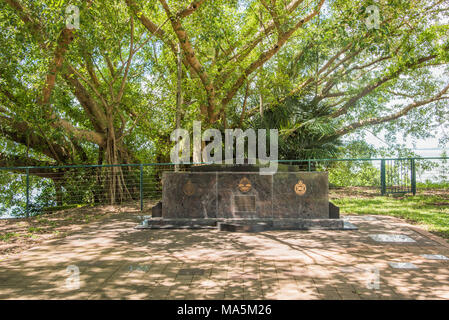 Darwin, NT, Australia-February 21,2018: Polizei, Feuerwehr und Rettungsdienste Memorial mit großen Banyan Tree auf den Bicentennial Park in Darwin, Australien Stockfoto