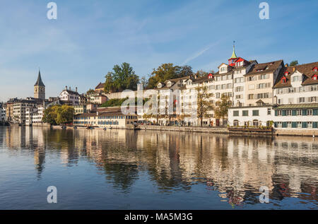 Gebäude des historischen Teils der Stadt Zürich an der Limmat Stockfoto