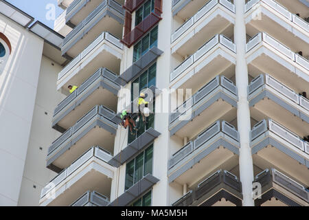 Darwin, NT, Australia-February 21,2018: Arbeiter bei gefederten Sessel und Kabel arbeiten unter Windows auf der Esplanade Mehrfamilienhaus in Darwin, Australien. Stockfoto