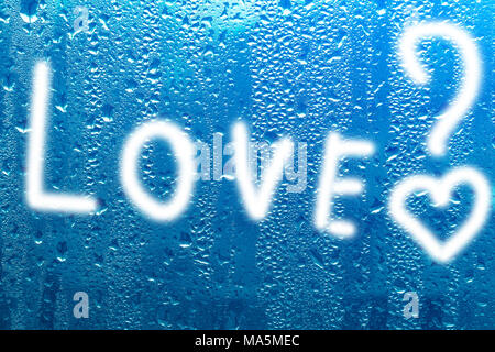 Leuchtend bunte Herzen und das Wort Liebe auf den nassen beschlagenen Glas. Das Konzept der Liebe und Emotion. Kopieren Sie den Platz auf einer Textur Hintergrund Stockfoto