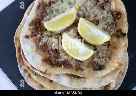 Traditionelles türkisches Gericht der Lahmacun, türkischen Stil Lammhackfleisch Pizza. Stockfoto