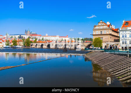 Alten Prag im Sommer Tag, Damm an der Moldau. Der Tschechischen Republik Stockfoto