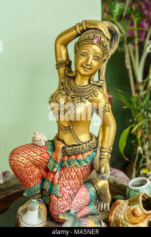Statue von Phra Mae thorani Verdrehen Ihr Haar, die Buddhistische Göttin der Erde - eine Statue in einem Tempel in Pattaya Thailand Stockfoto