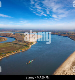 Schlepper mit Schiff auf dem großen Fluß Stockfoto