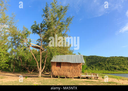 Reetdachhaus am Strand in der Nähe von Mangrovenwäldern Stockfoto