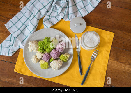 Weiß, rosa und grünen Blumenkohl auf einem Schild an einem Holztisch Stockfoto