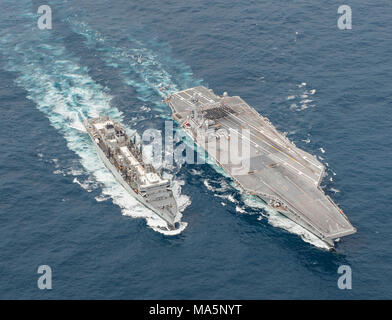 180327-N-JC 445-0547 ATLANTIK (27. März 2018) Die schnelle Combat support ship USNS (T-AOE6) Segeln Neben dem Flugzeugträger USS George H.W. Bush (CVN 77) während einer Auffüllung-auf-See. Das Schiff ist im Gange, die Erhaltung übungen Träger bereit zu halten. (U.S. Marine Foto von Mass Communication Specialist 3. Klasse Mario Coto) Stockfoto