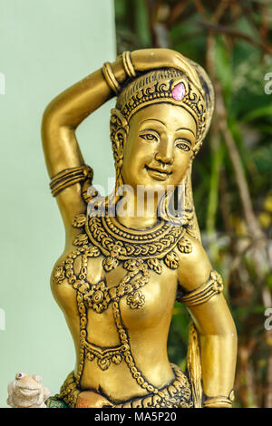 Statue von Phra Mae thorani Verdrehen Ihr Haar, die Buddhistische Göttin der Erde - eine Statue in einem Tempel in Pattaya Thailand Stockfoto