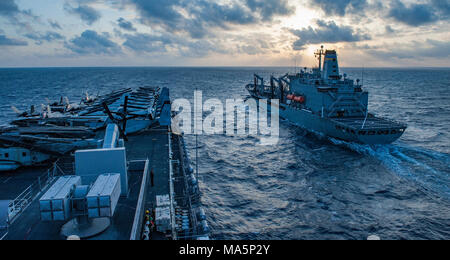 180329-N-NM 806-0044 philippinischen Meer (29. März 2018) Die Amphibious Assault ship USS Wasp (LHD1) bereitet eine Auffüllung zu leiten - auf See (RAS) mit der Flotte Auffüllung öler USNS Tippecanoe (T-AO 199). Wasp, Teil der Wasp Expeditionary Strike Group, mit 31 Marine Expeditionary Unit begonnen, sind die in der indopazifischen Region Interoperabilität mit Partnern zu verbessern, dienen als ready-Response Force für jede Art von Kontingenz und der Up-Gunned ESG Konzept voraus. (U.S. Marine Foto von Mass Communication Specialist 3. Klasse King/Freigegeben) Stockfoto